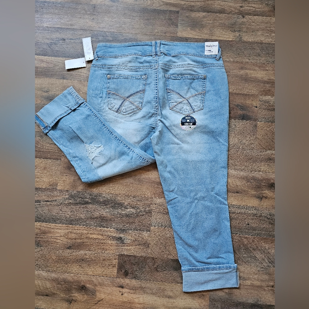 Light wash Wallflower Capris